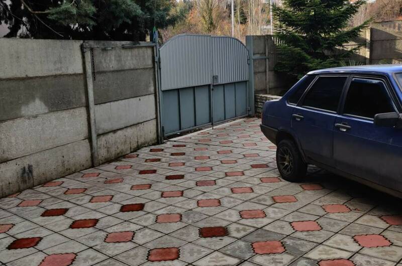 Квартира с отдельным входом и двором