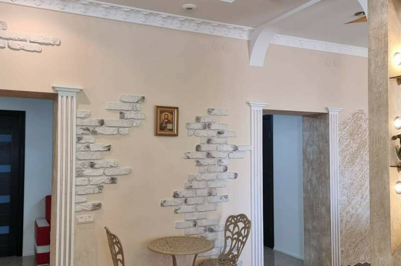 Четырехкомнатная квартира на берегу моря