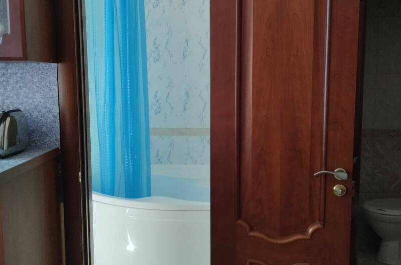 Трёхкомнатная квартира со своим двором