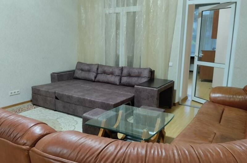 Трёхкомнатная квартира со своим двором