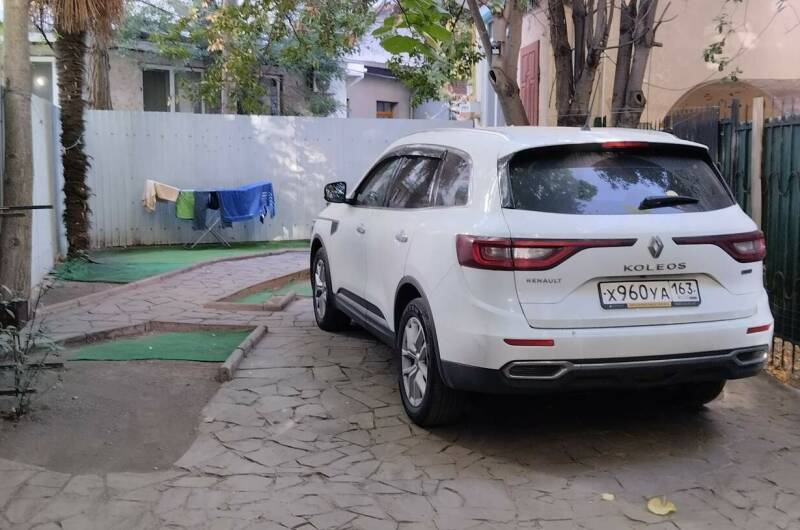 Трёхкомнатная квартира со своим двором