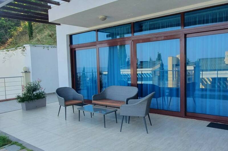 Апартаменты с террасой и бассейном