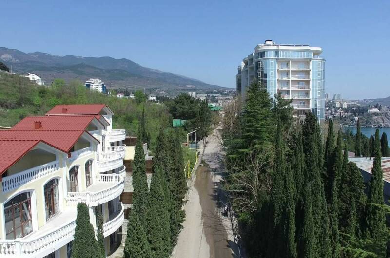 Частный дом с апартаментами