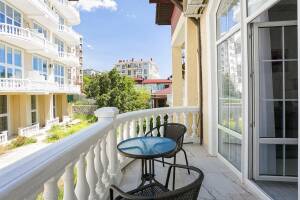 Изображение Двухуровневая студия с большим балконом #4