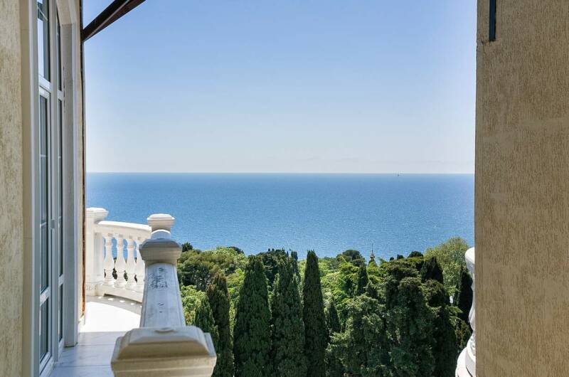 Двухуровневая студия с большим балконом