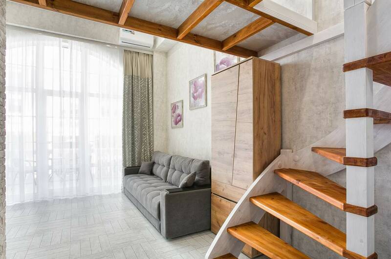 Двухуровневая студия с большим балконом