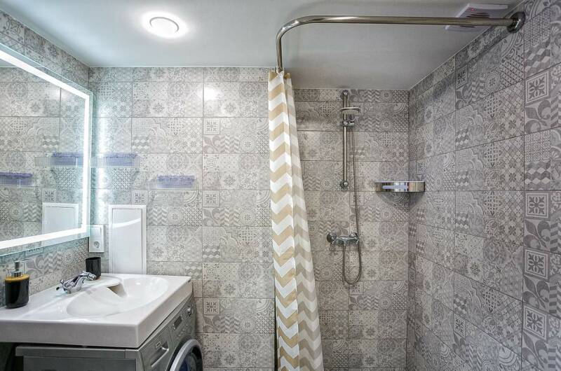 Двухуровневая студия с большим балконом