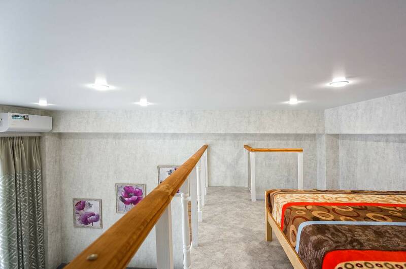 Двухуровневая студия с большим балконом