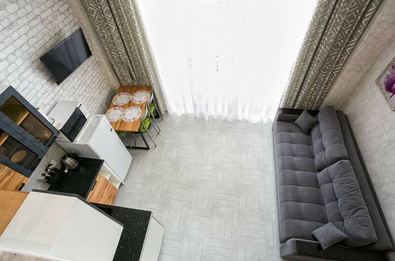 Двухуровневая студия с большим балконом