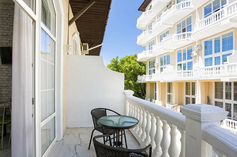 Двухуровневая студия с большим балконом