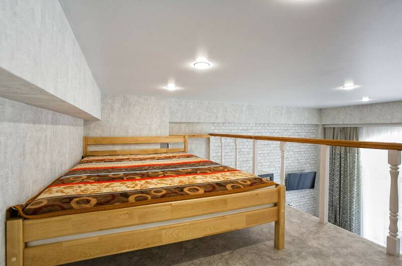 Двухуровневая студия с большим балконом